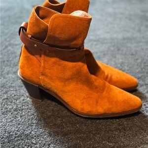 Frame ‘Le Beverly’ Brown Suede Boots
